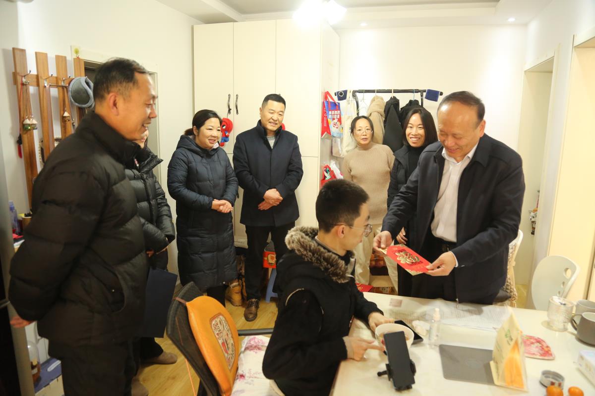 （中国）官方网站纪委书记张兴林开展送温暖
